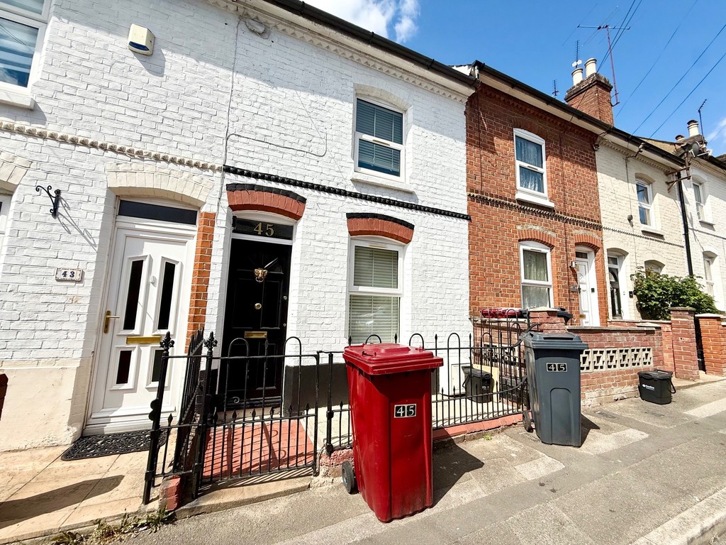 3 bed Mid Terraced House for rent in Reading. From Martin & Co - Reading
