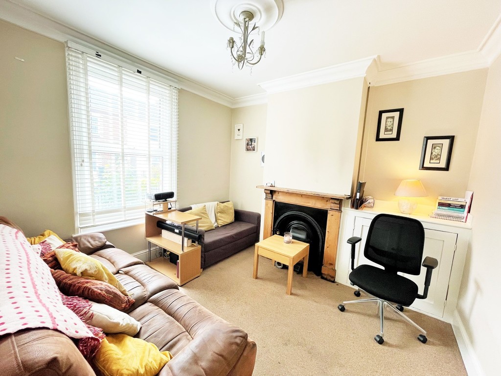 3 bed Mid Terraced House for rent in Reading. From Martin & Co - Reading