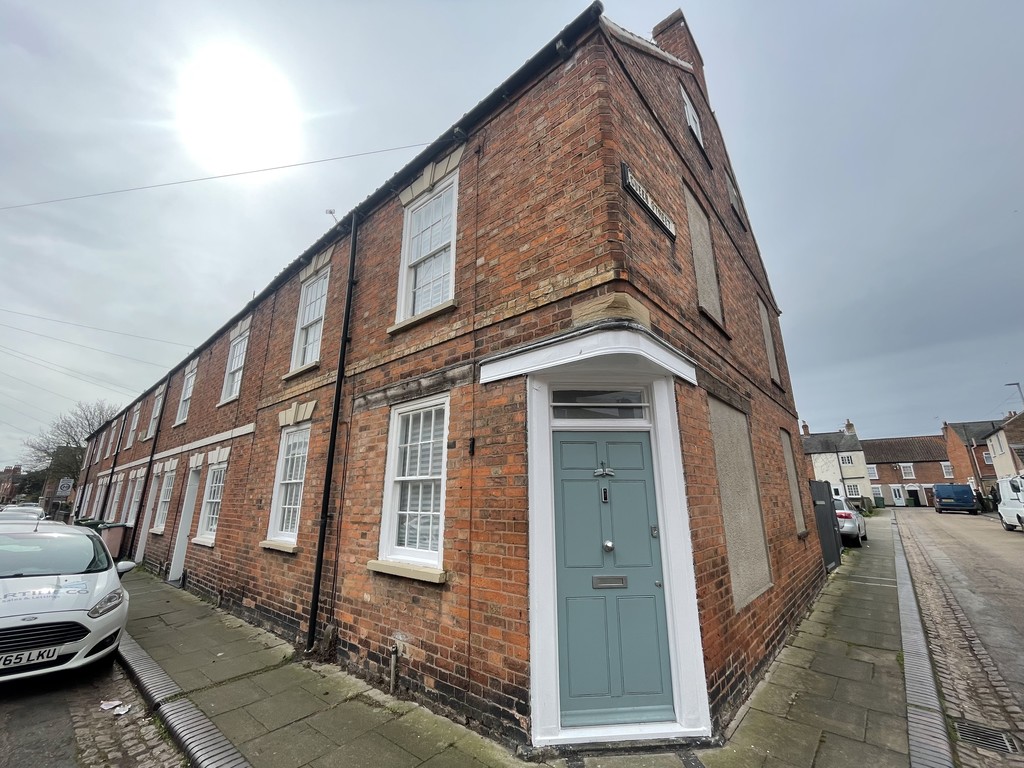 4 bed End Terraced House for rent in Nottinghamshire . From Martin & Co - Newark