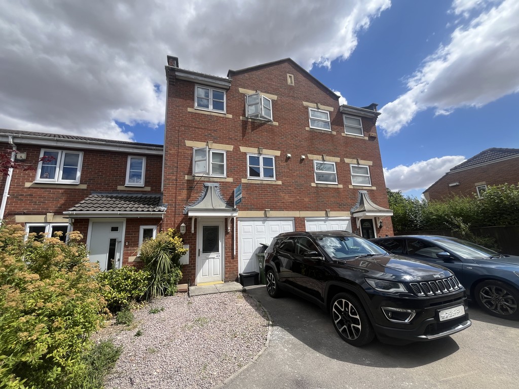 3 bed Mid Terraced House for rent in Notts. From Martin & Co - Newark