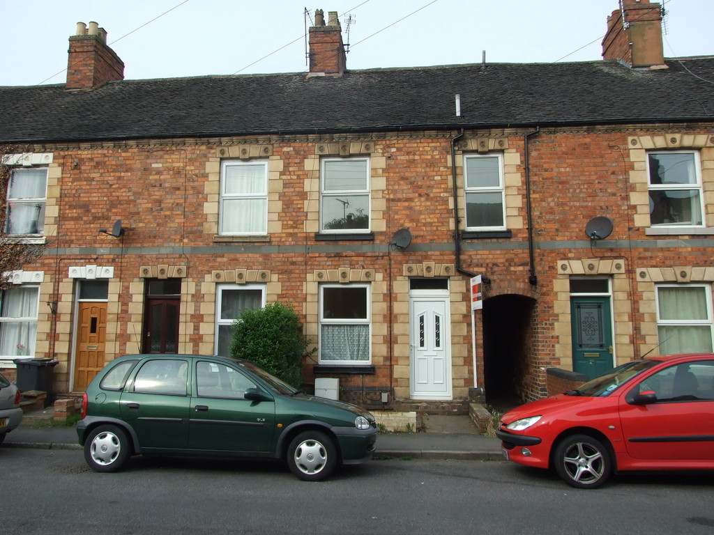3 bed Mid Terraced House for rent in Tamworth. From Martin & Co - Tamworth