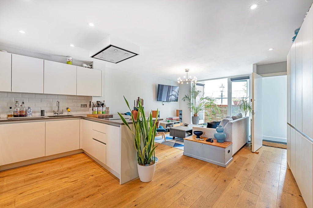 2 bed 1st Floor Flat for rent in London. From Martin & Co - Twickenham