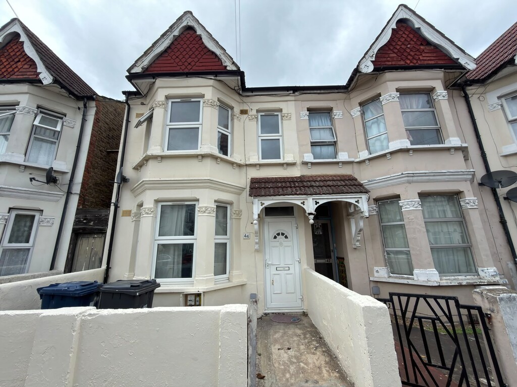 5 bed Mid Terraced House for rent in Southall. From Martin & Co - Twickenham 5 bed Mid Terraced House for rent in Southall. From Martin & Co - Twickenham