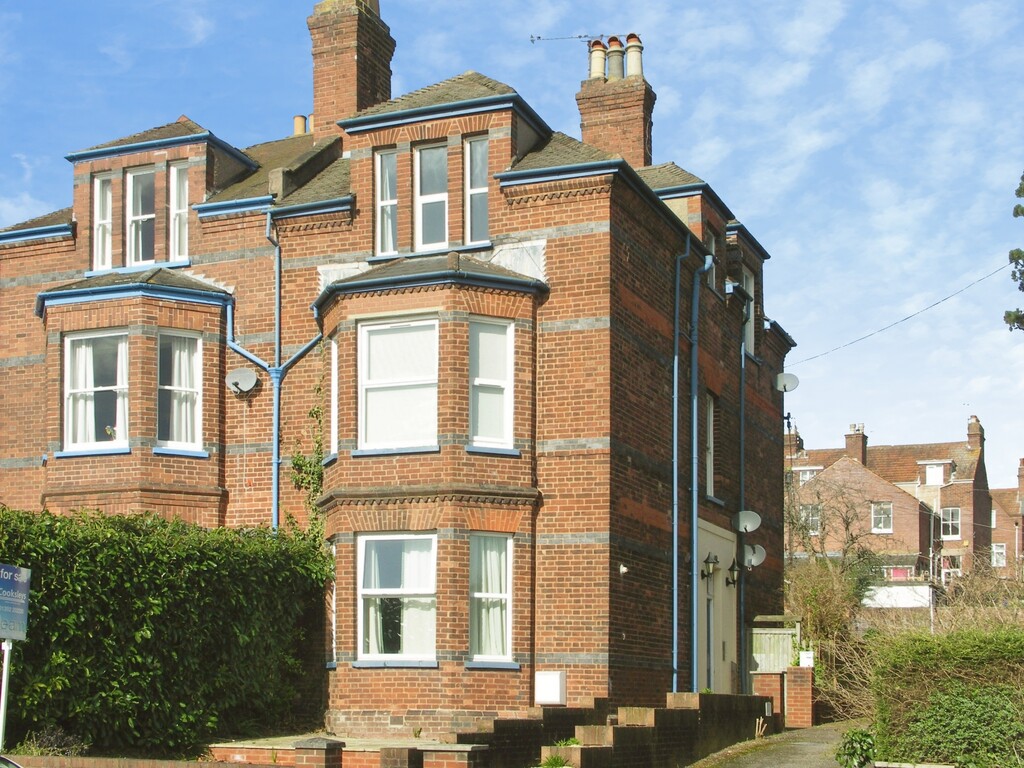 3 bed 1st Floor Flat for rent in Devon. From Martin & Co - Exeter