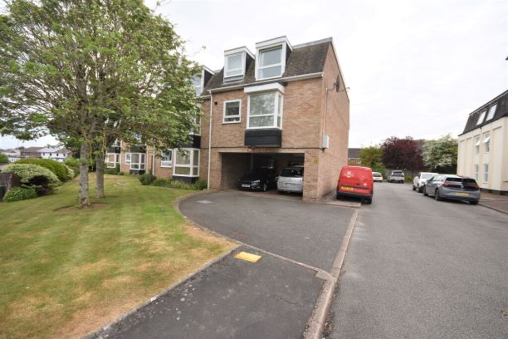 2 bed 1st Floor Flat for rent in Shillingford Abbot. From Martin & Co - Exeter