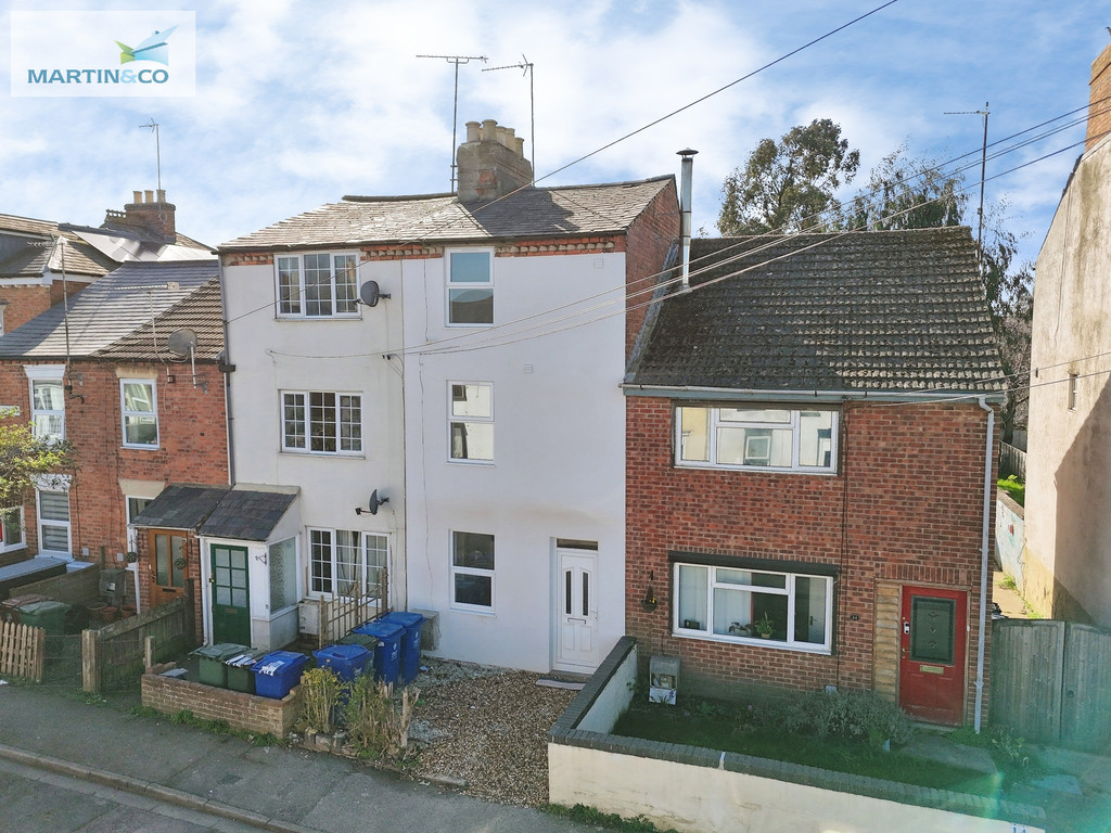 3 bed Mid Terraced House for rent in Banbury. From Martin & Co - Banbury