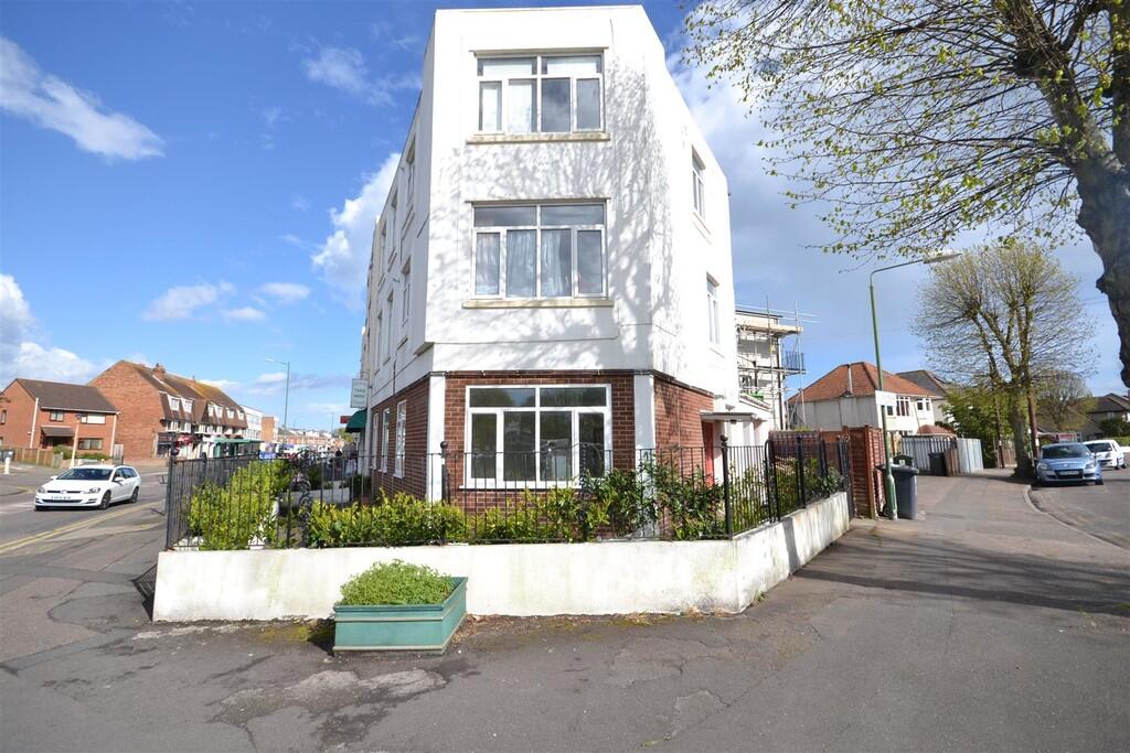 3 bed 1st Floor Flat for rent in Bournemouth. From Martin & Co - Ringwood 3 bed 1st Floor Flat for rent in Bournemouth. From Martin & Co - Ringwood