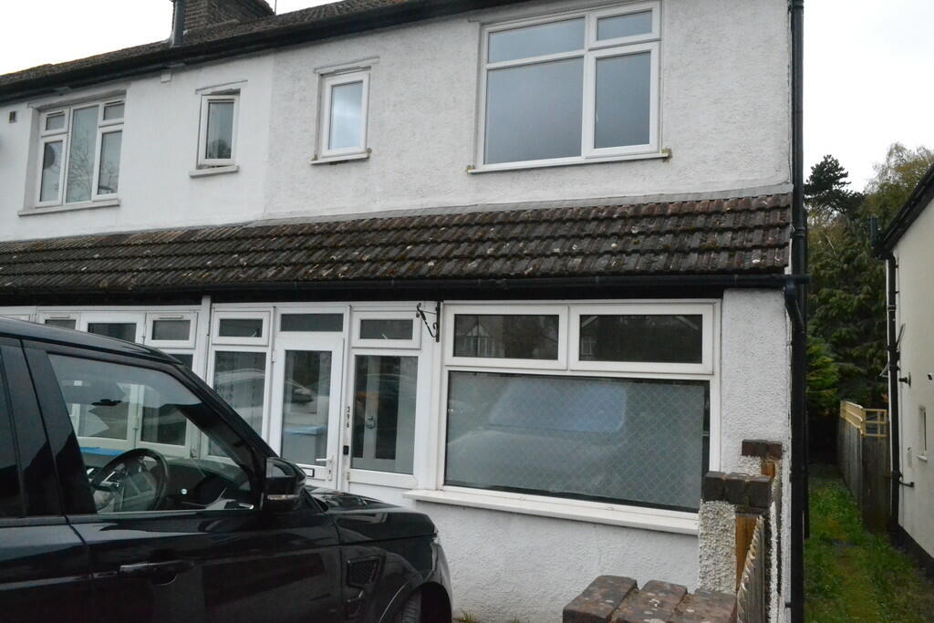 2 bed End Terraced House for rent in Whyteleafe. From Martin & Co - Caterham