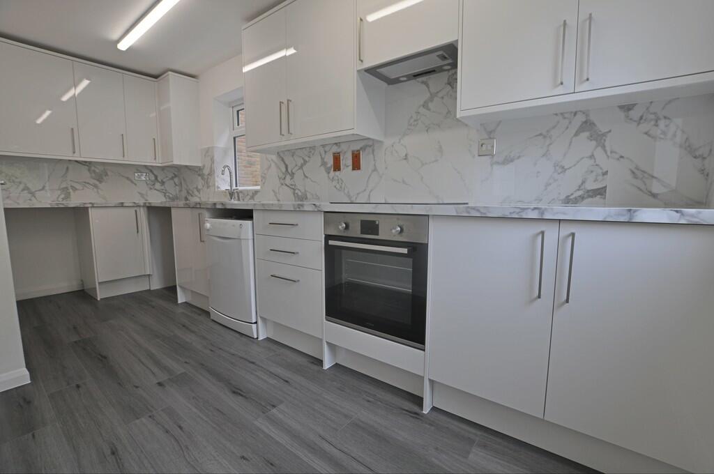 2 bed Apartment for rent in Purley. From Martin & Co - Caterham