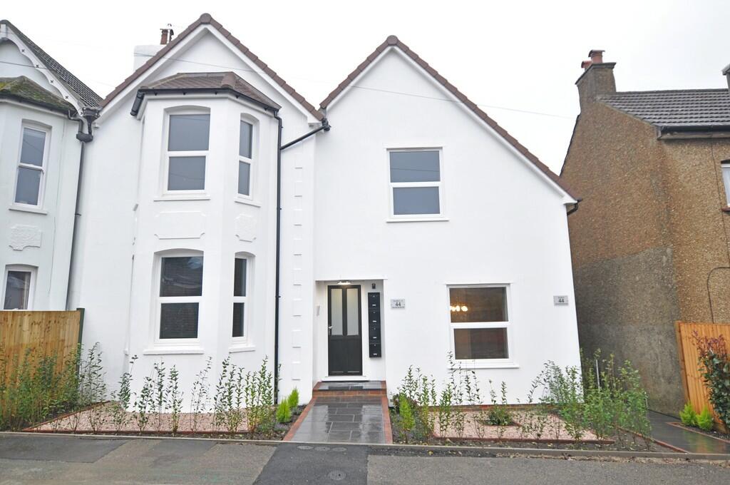 1 bed 1st Floor Flat for rent in Caterham. From Martin & Co - Caterham