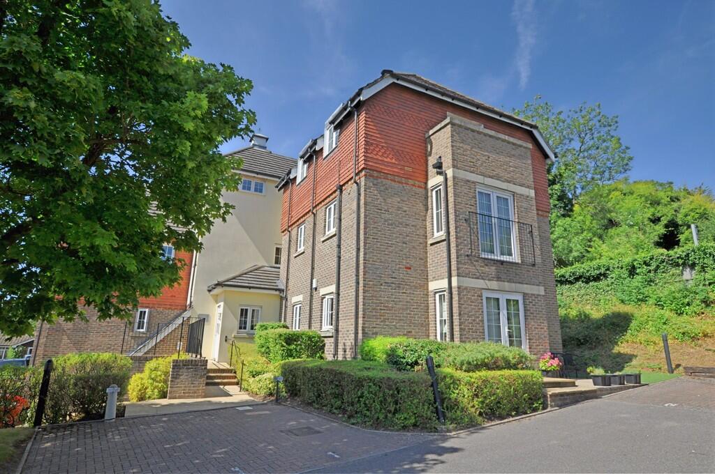 2 bed Apartment for rent in Caterham. From Martin & Co - Caterham