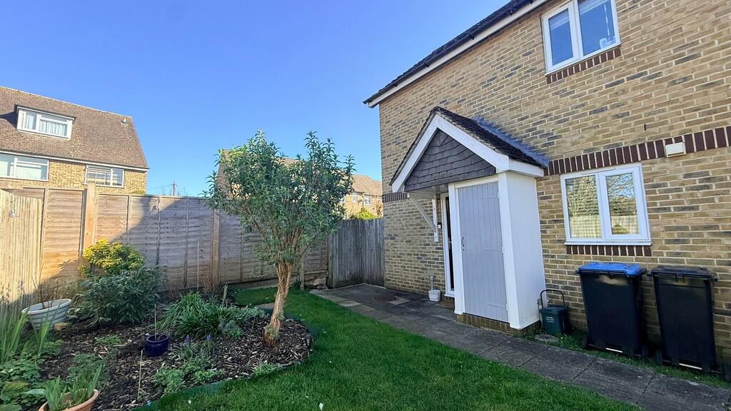 2 bed End of Terrace for rent in Tyler's Green. From Martin & Co - Caterham
