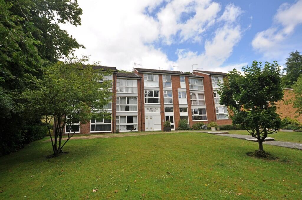 2 bed 1st Floor Flat for rent in Caterham. From Martin & Co - Caterham
