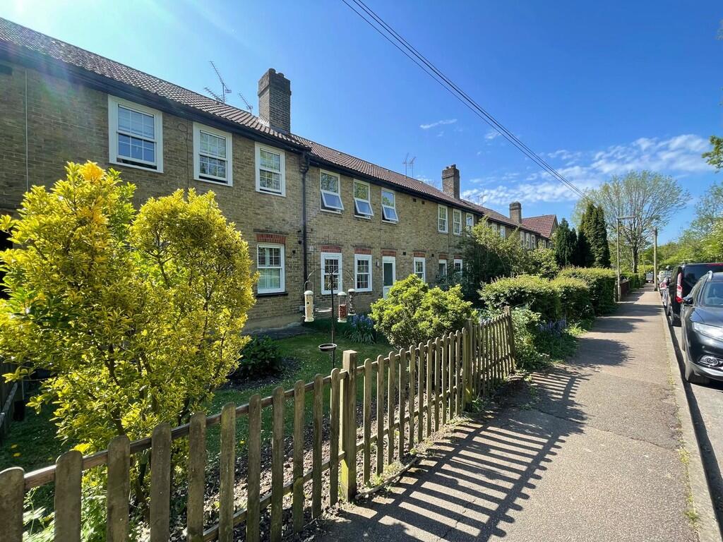 2 bed Apartment for rent in Chaldon. From Martin & Co - Caterham
