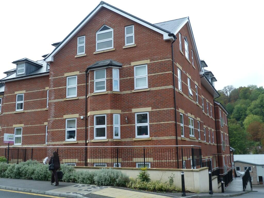 2 bed Apartment for rent in Caterham. From Martin & Co - Caterham