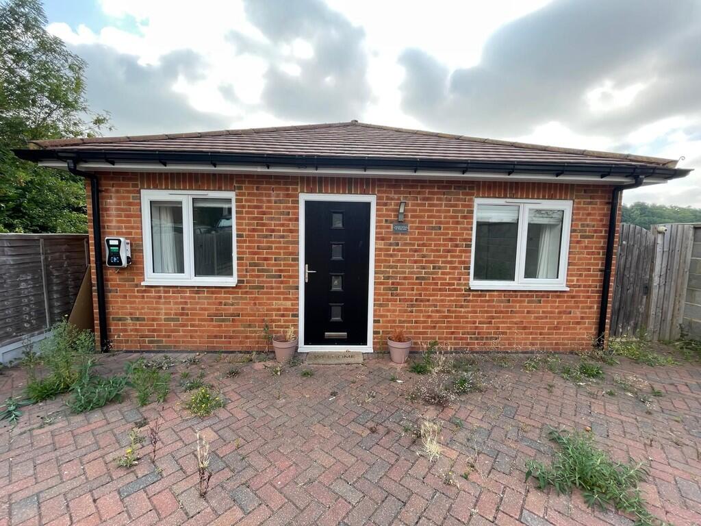 2 bed Detached bungalow for rent in Hooley. From Martin & Co - Caterham