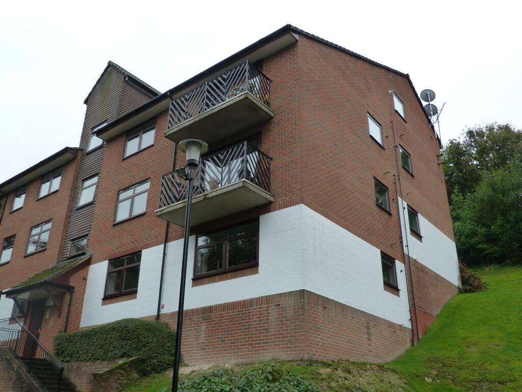 1 bed 1st Floor Flat for rent in Whyteleafe. From Martin & Co - Caterham