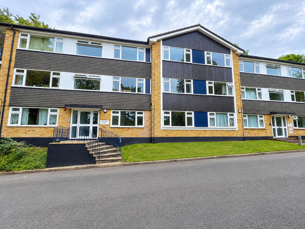 2 bed Apartment for rent in Caterham. From Martin & Co - Caterham
