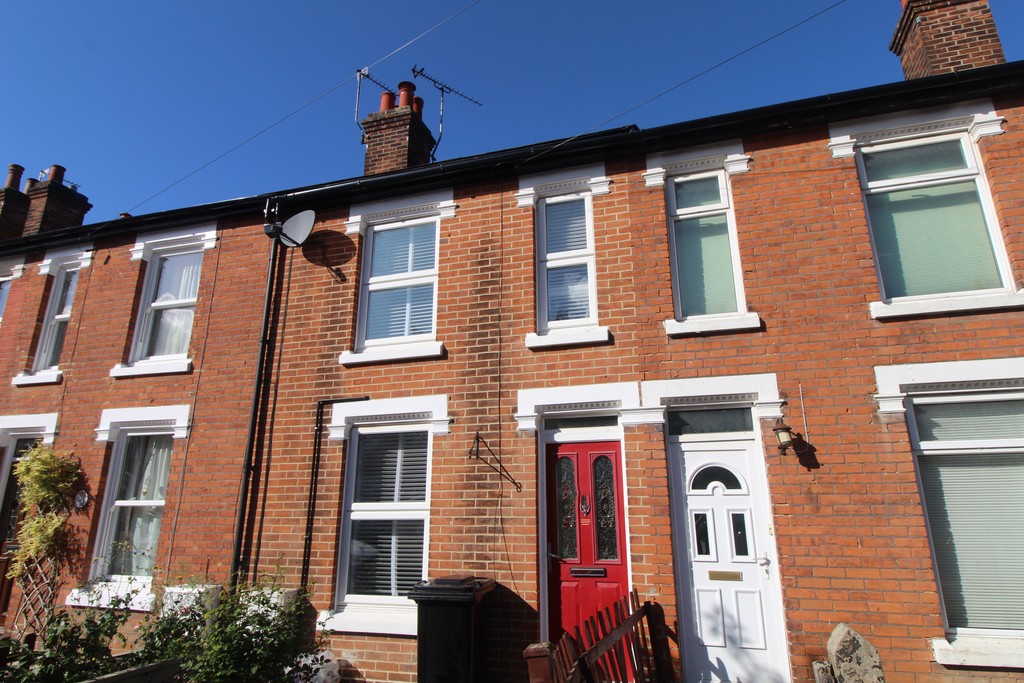 3 bed Mid Terraced House for rent in Essex. From Martin & Co - Colchester