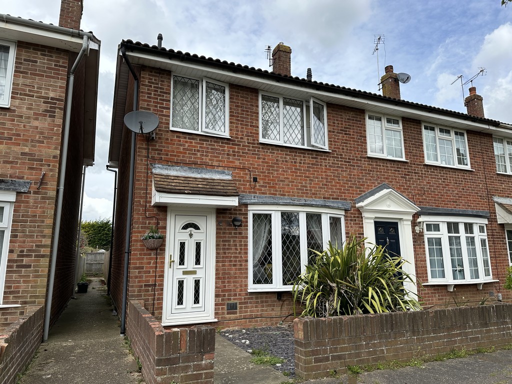 3 bed End Terraced House for rent in Colchester. From Martin & Co - Colchester