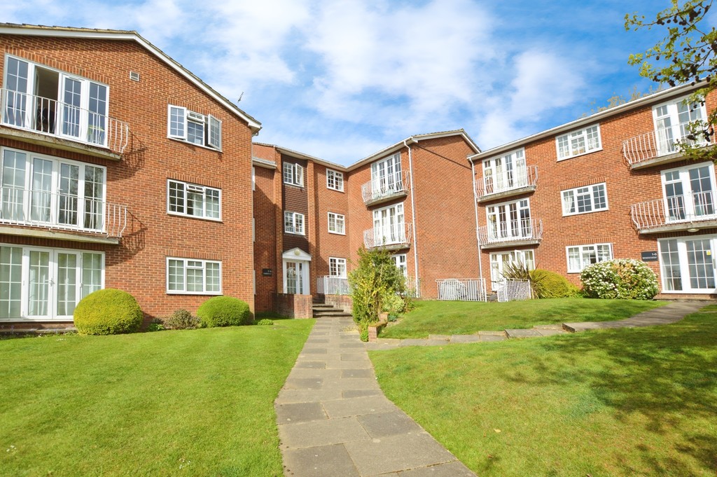2 bed Apartment for rent in Surrey. From Martin & Co - Woking