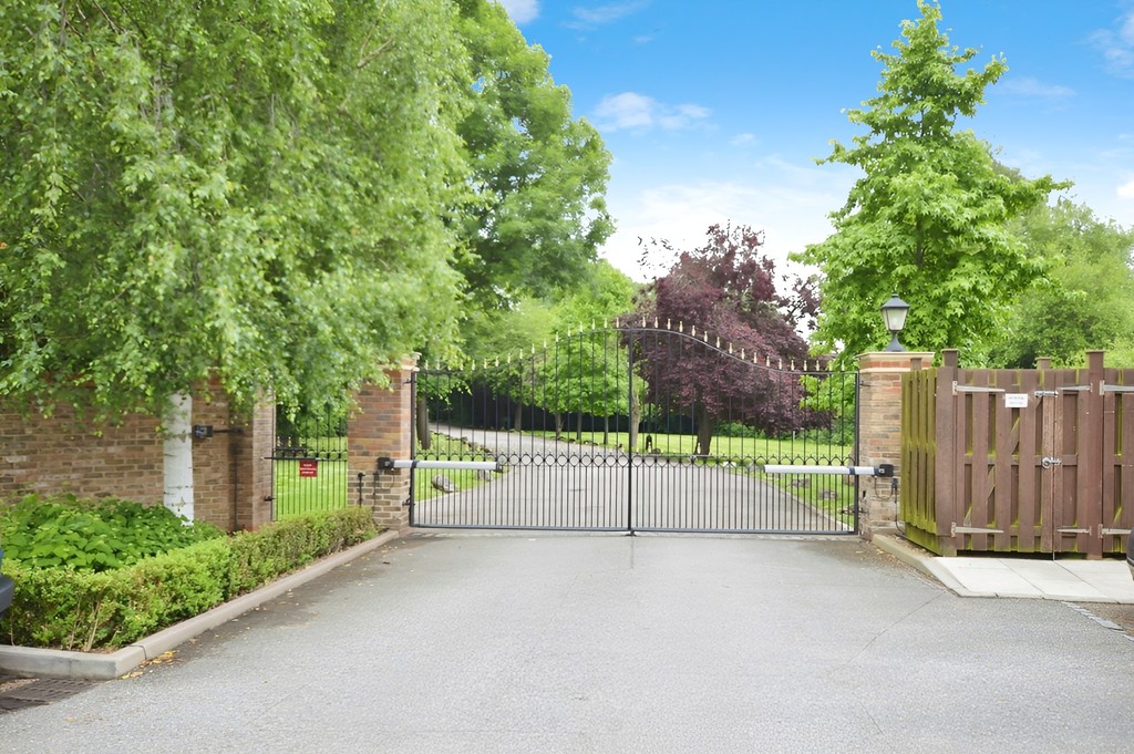 2 bed Apartment for rent in Weybridge. From Martin & Co - Woking