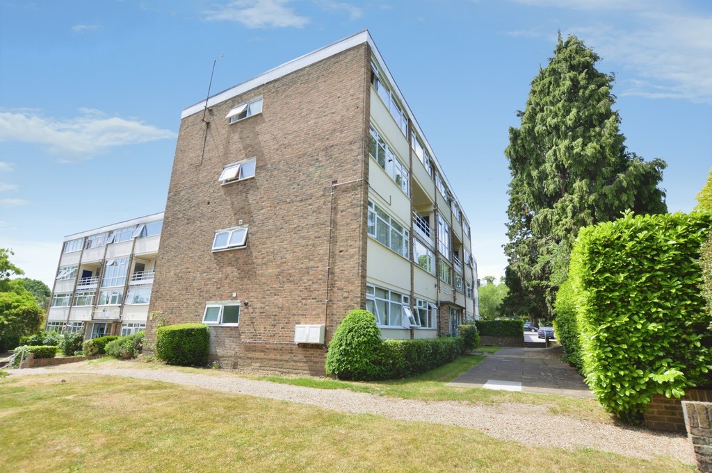 2 bed 1st Floor Flat for rent in Pyle Hill. From Martin & Co - Woking