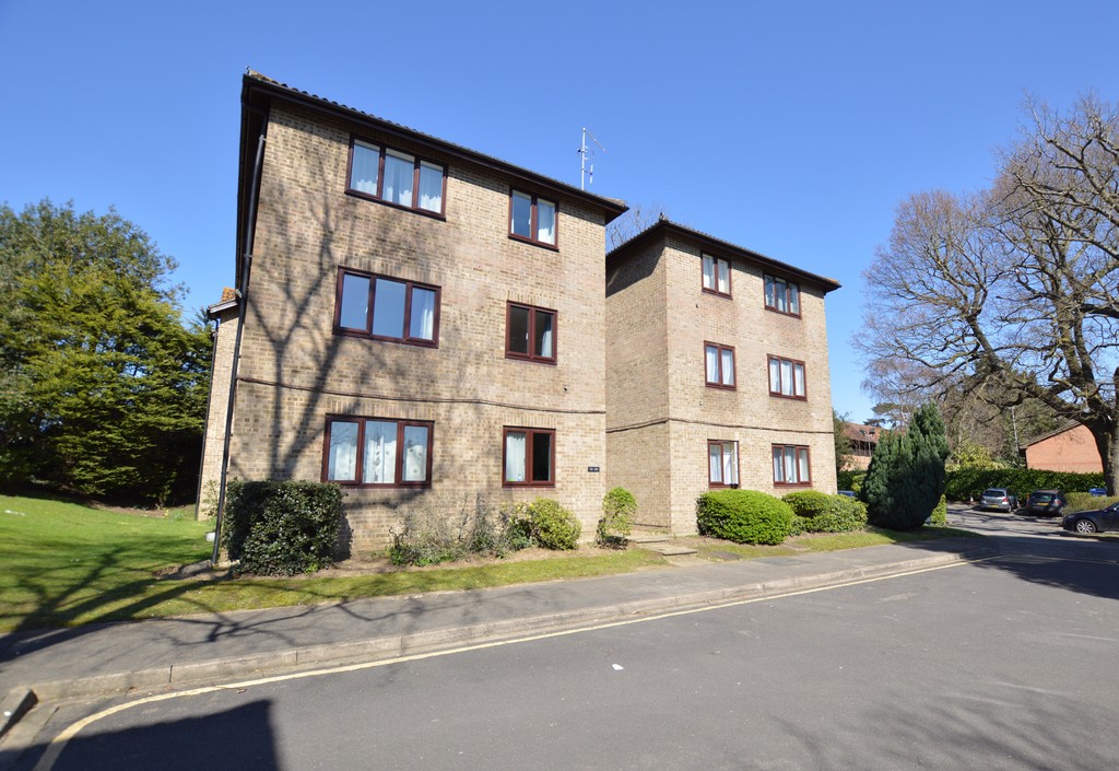 2 bed 1st Floor Flat for rent in Pyle Hill. From Martin & Co - Woking