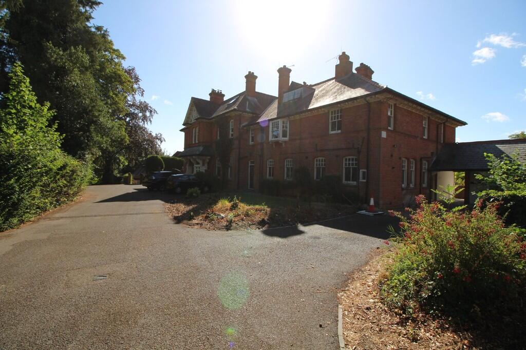 2 bed Apartment for rent in Guildford. From Martin & Co - Guildford