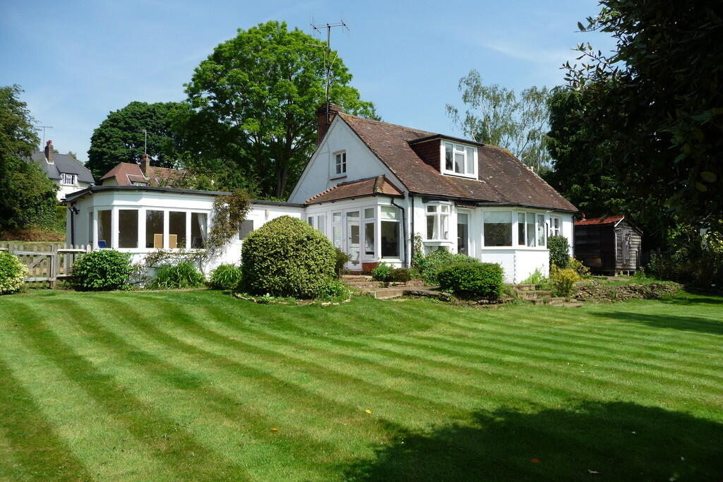 3 bed Chalet for rent in Albury. From Martin & Co - Guildford