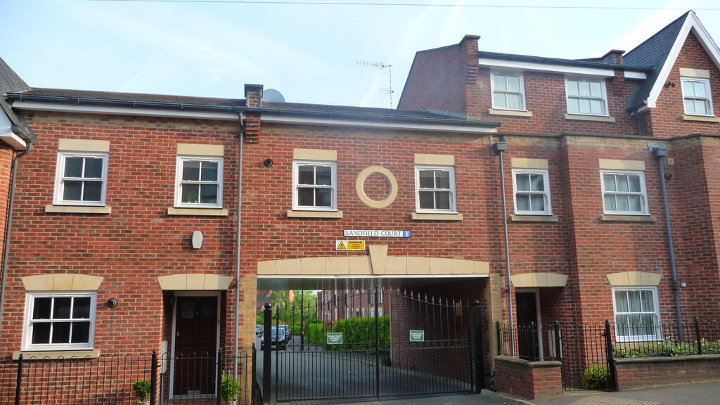 3 bed Apartment for rent in Guildford. From Martin & Co - Guildford