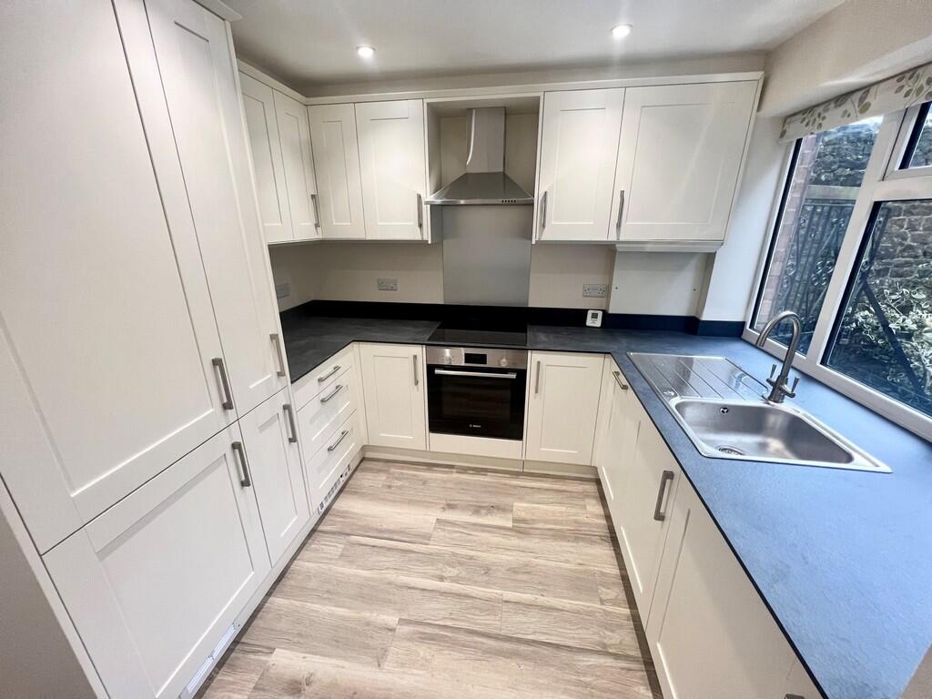 3 bed End of Terrace for rent in Guildford. From Martin & Co - Guildford