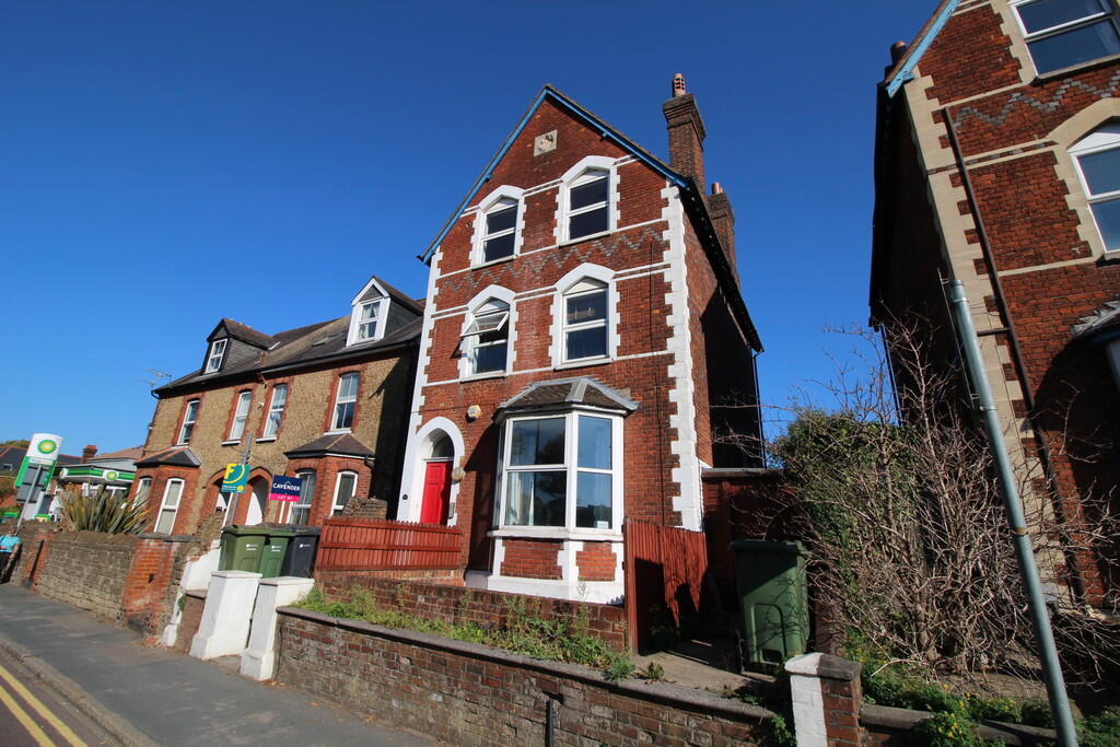 2 bed 1st Floor Flat for rent in Guildford. From Martin & Co - Guildford