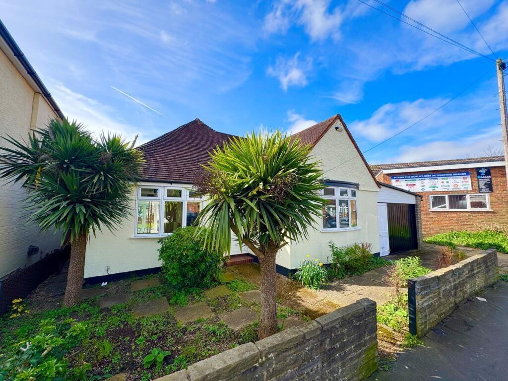 4 bed Detached bungalow for rent in Guildford. From Martin & Co - Guildford 4 bed Detached bungalow for rent in Guildford. From Martin & Co - Guildford