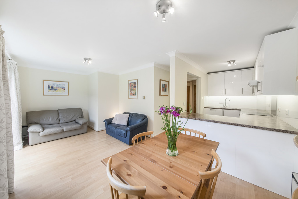 2 bed Apartment for rent in Fulham. From Martin & Co - Chelsea