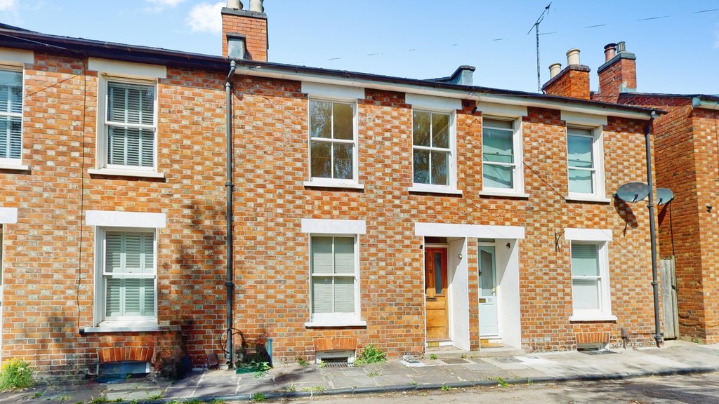 2 bed Mid Terraced House for rent in Cheltenham. From Martin & Co - Cheltenham