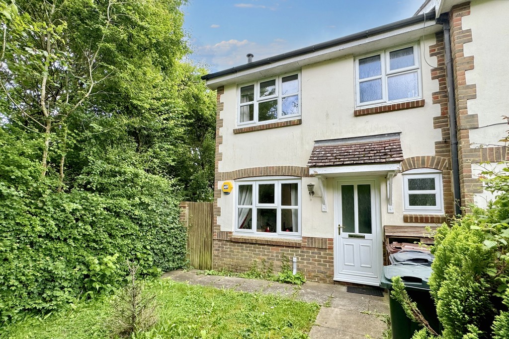 3 bed End Terraced House for rent in Kent. From Martin & Co - Ashford
