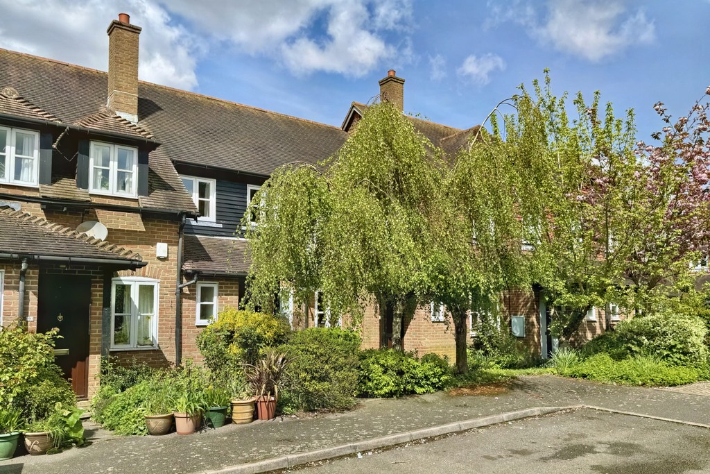 2 bed Mid Terraced House for rent in Brook. From Martin & Co - Ashford