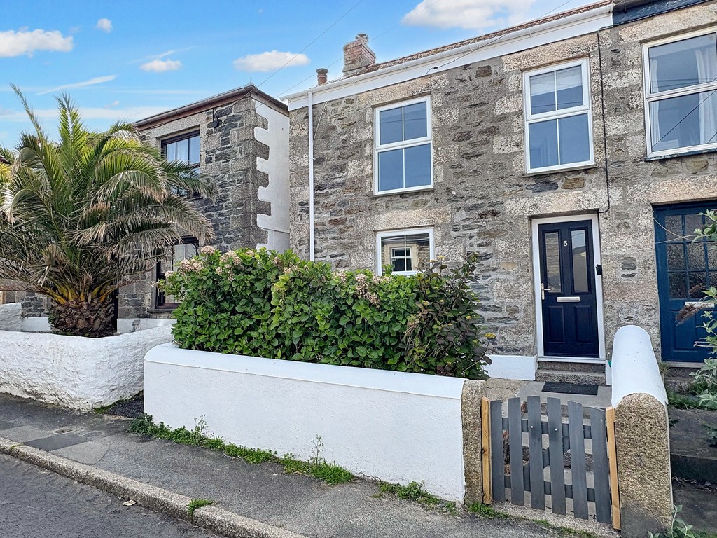 3 bed End of Terrace for rent in Cornwall. From Martin & Co - Falmouth