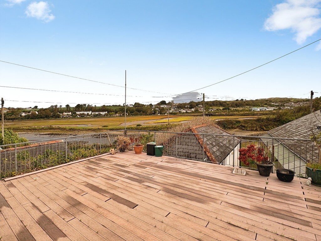 2 bed 1st Floor Flat for rent in Cornwall. From Martin & Co - Falmouth