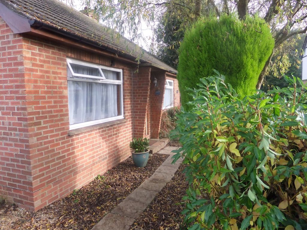 2 bed Detached bungalow for rent in Kent. From Martin & Co - Tonbridge