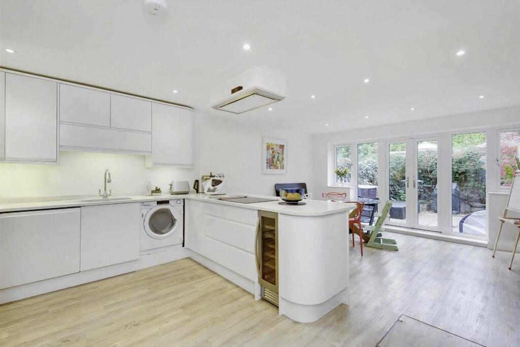 4 bed Mid Terraced House for rent in Fulham. From Martin & Co - Chelsea Riverside