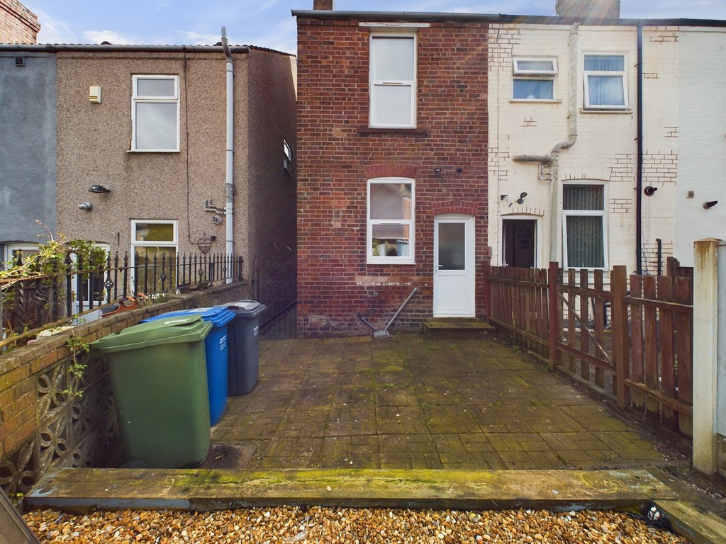 2 bed End Terraced House for rent in Derbyshire. From Martin & Co - Chesterfield