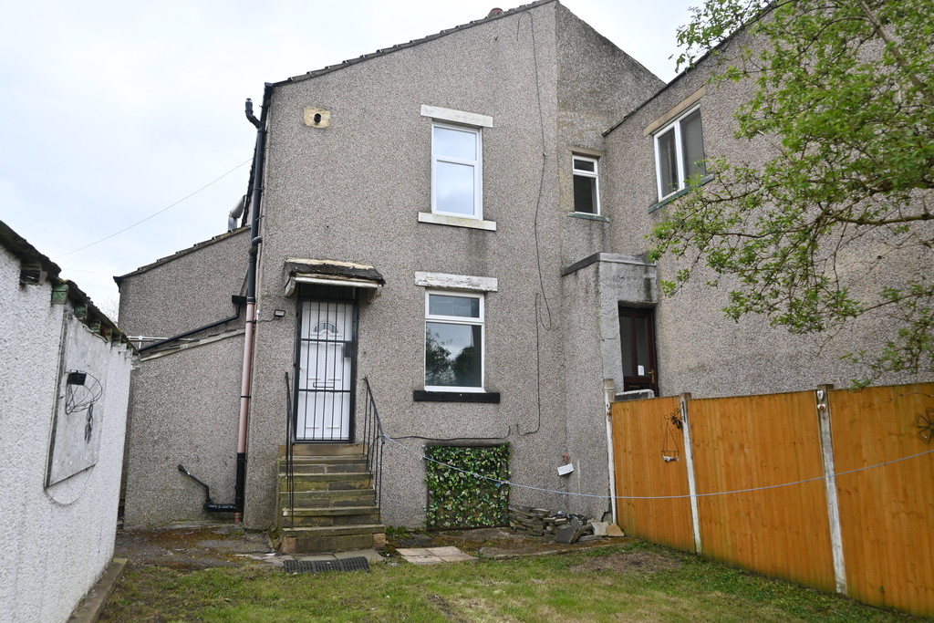 3 bed End Terraced House for rent in Tong. From Martin & Co - Saltaire