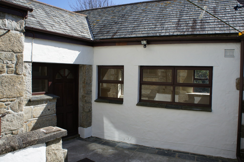 1 bed Semi-detached bungalow for rent in Penryn. From Martin & Co - Truro