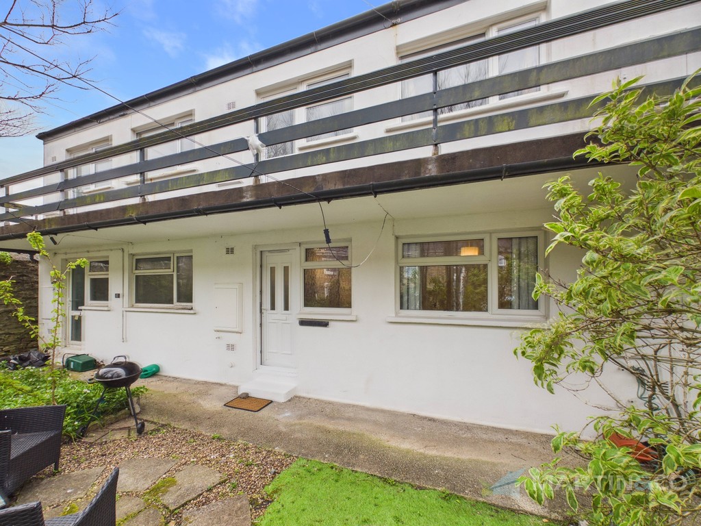 2 bed Apartment for rent in Cornwall. From Martin & Co - Truro