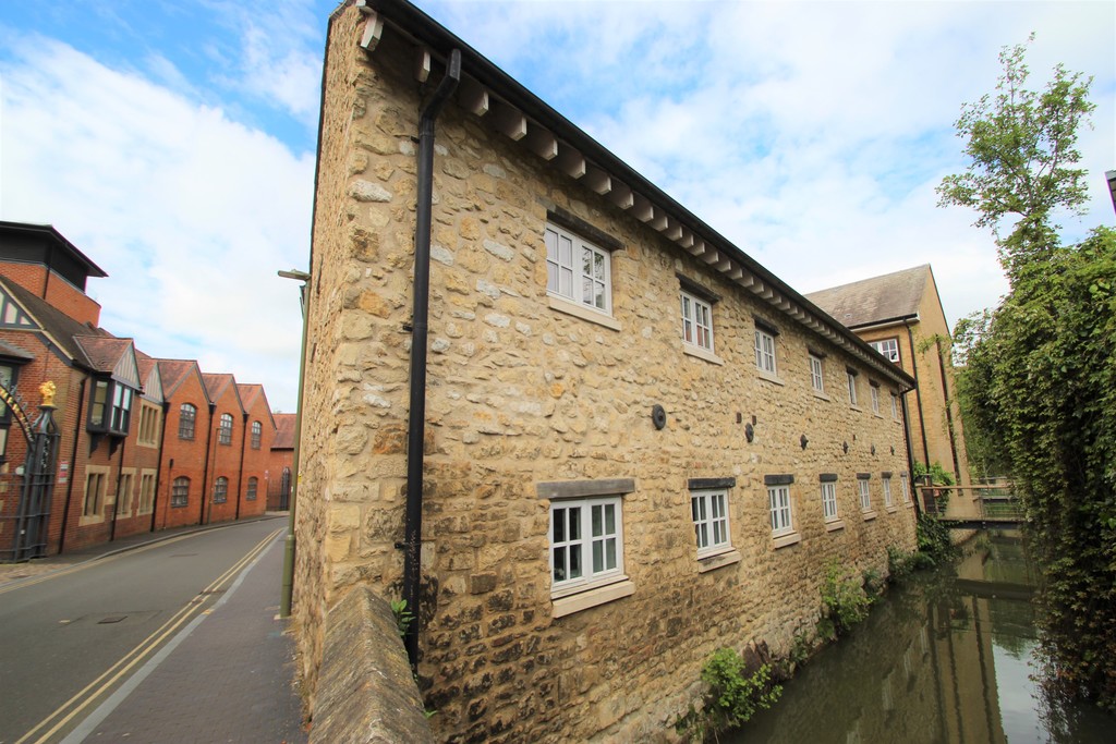 2 bed Apartment for rent in Oxfordshire. From Martin & Co - Oxford
