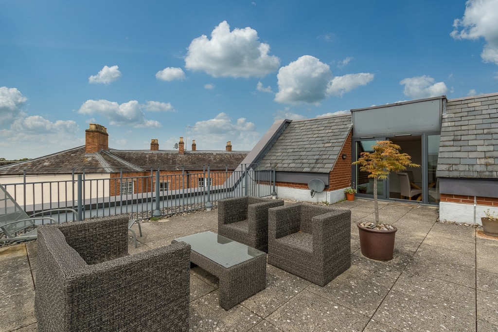 2 bed Penthouse for rent in Warwickshire. From Martin & Co - Leamington Spa