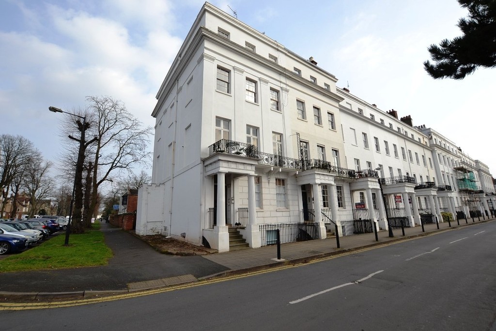 2 bed 1st Floor Flat for rent in Warwickshire. From Martin & Co - Leamington Spa