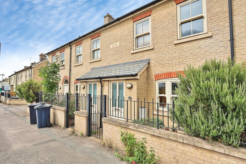 3 bed Mid Terraced House for rent in Cambridgeshire. From Martin & Co - Cambridge